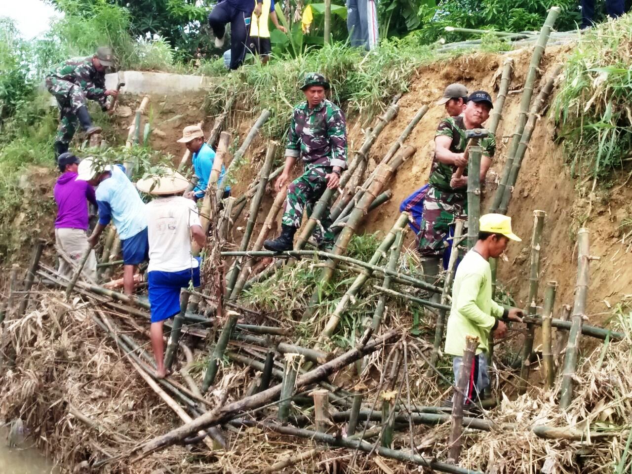 TNI AD Bersama Masyarakat Memperbaiki Tanggul Sungai Yang Rusak